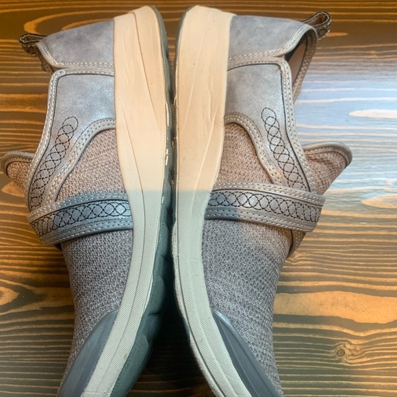 Bzees 9.5 medium shoes sneakers slip on good used condition - Picture 6 of 6